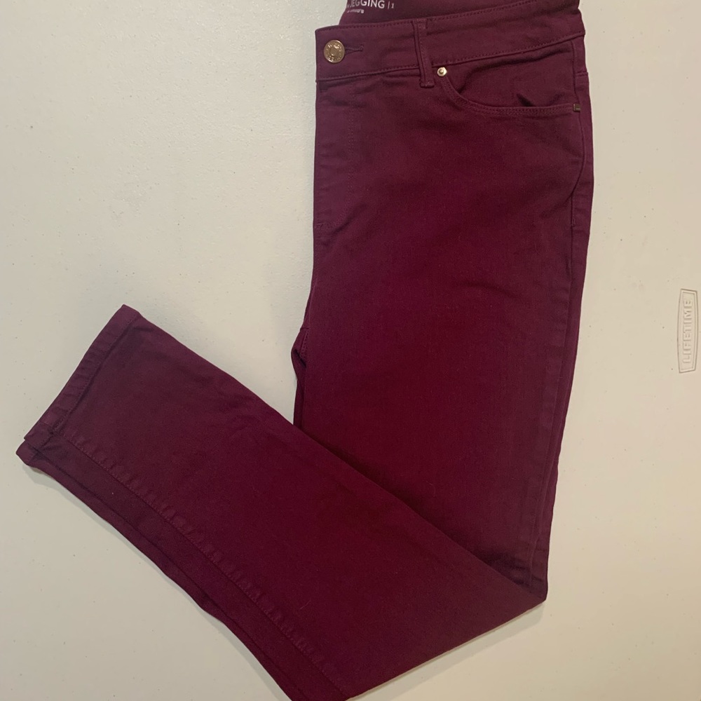 Chicos platinum jeggings size 1 in burgundy excellent condition tag removed